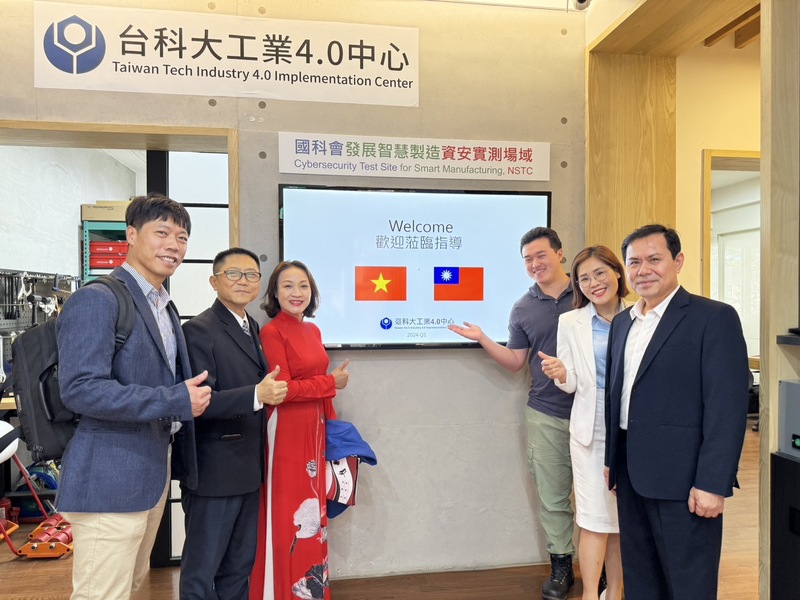 越南台商聯合總會產學合作交流委員會的朱主委、老街省政府辦公室的農主席、承燕國際貿易責任有限公司的丁經理、教育中心的黃經理等團隊蒞臨工業4.0中心圖片