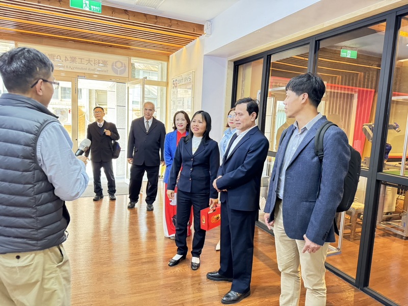 越南台商聯合總會產學合作交流委員會的朱主委、老街省政府辦公室的農主席、承燕國際貿易責任有限公司的丁經理、教育中心的黃經理等團隊蒞臨工業4.0中心圖片